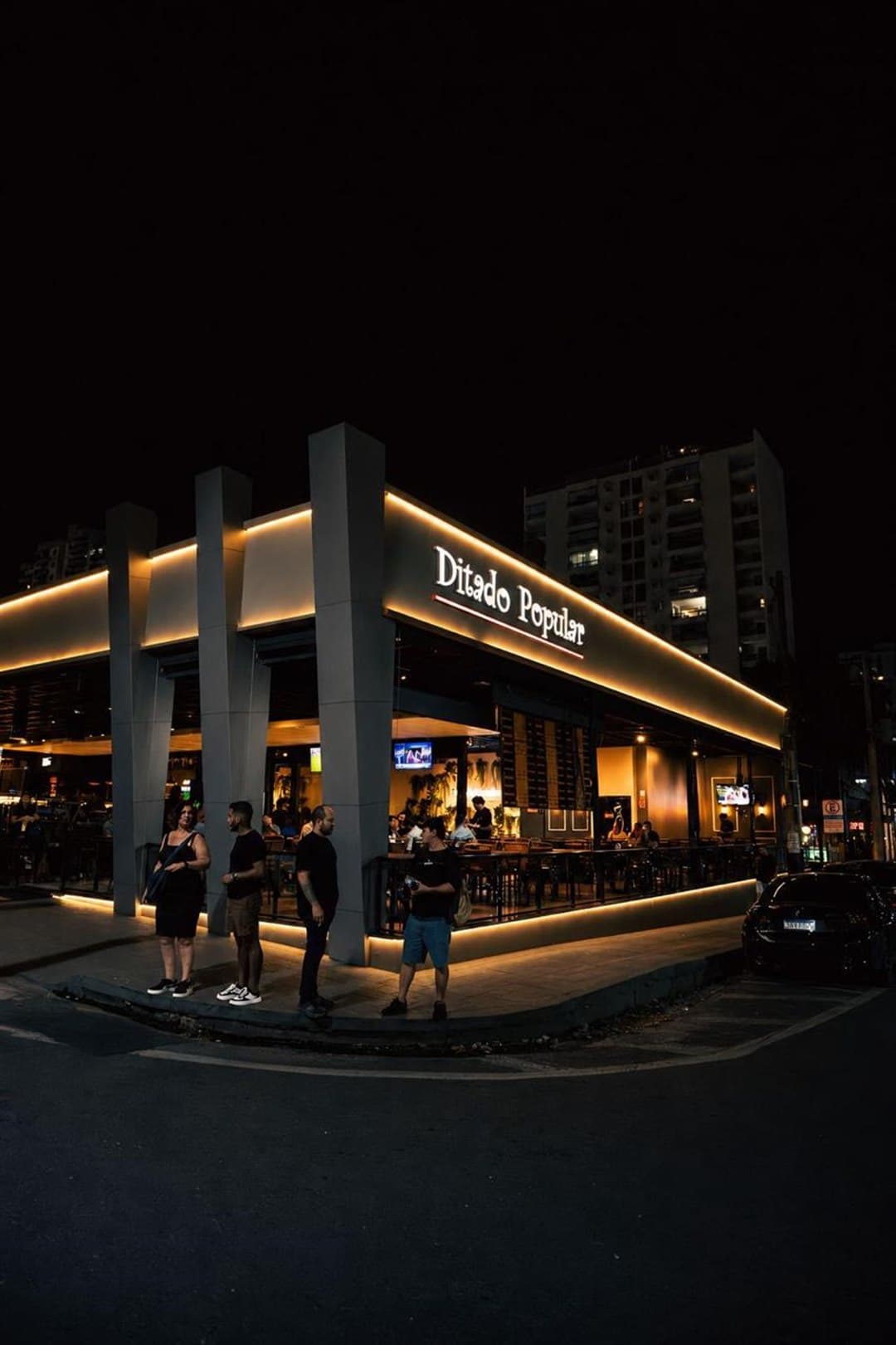 Fachada do Ditado Popular à noite