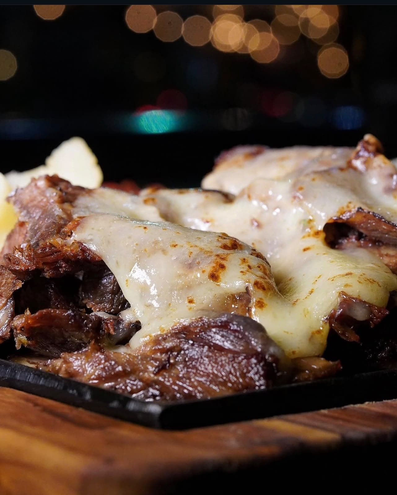Prato de carne com queijo derretido no Ditado Popular